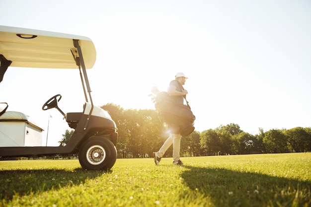 golfista caminando con bolsa