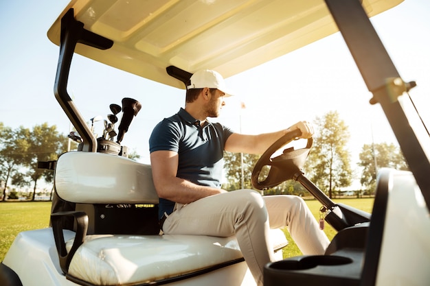 golfista conduciendo carrito de golf